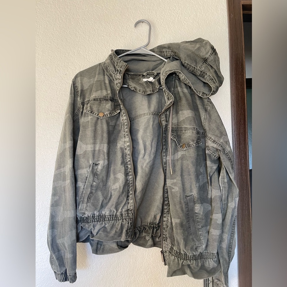 Maurice’s size XL army green camo cropped jacket with hood